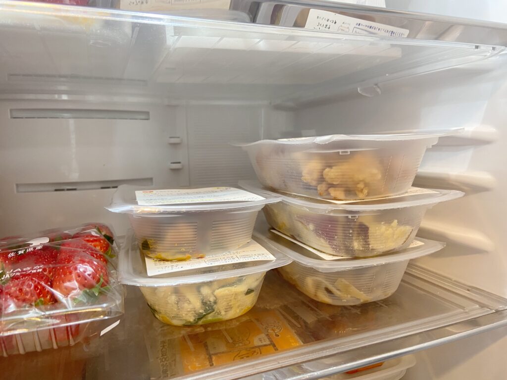 シェフの無添つくりおきのお弁当を冷蔵庫の中に収納した写真