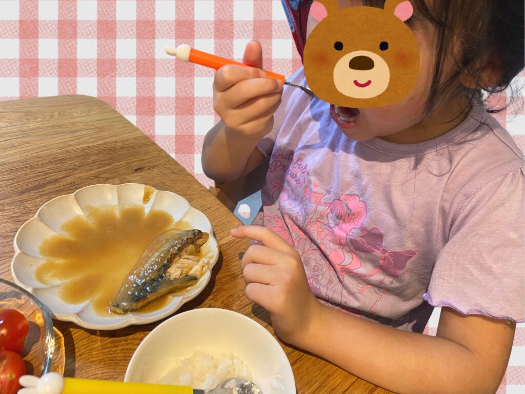 パクモグを5歳の子どもが食べている様子